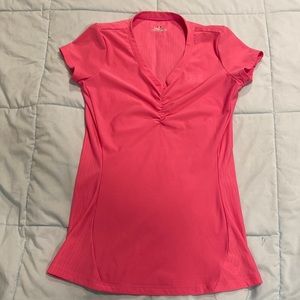 Rouched pink under armour womens top. Very flattering fit